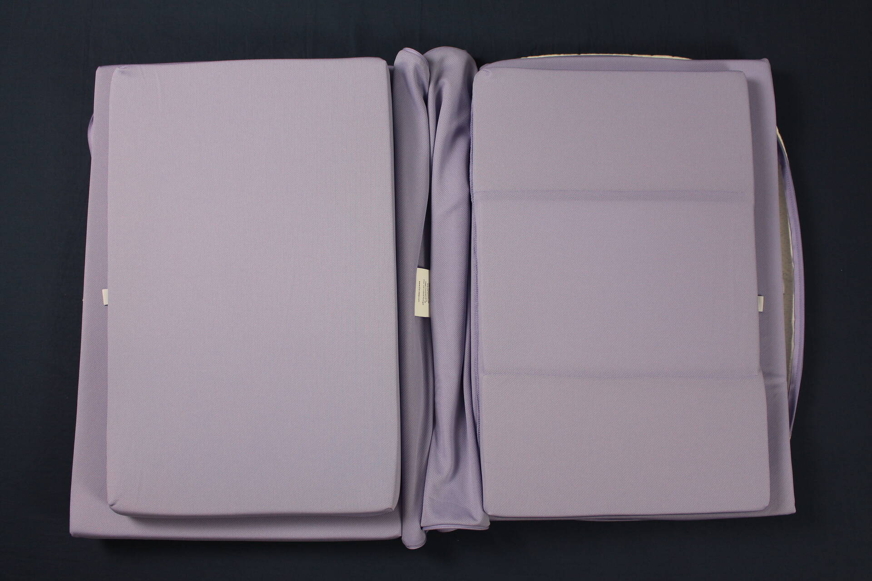 Almofada de espuma com capa em roxo claro aberta